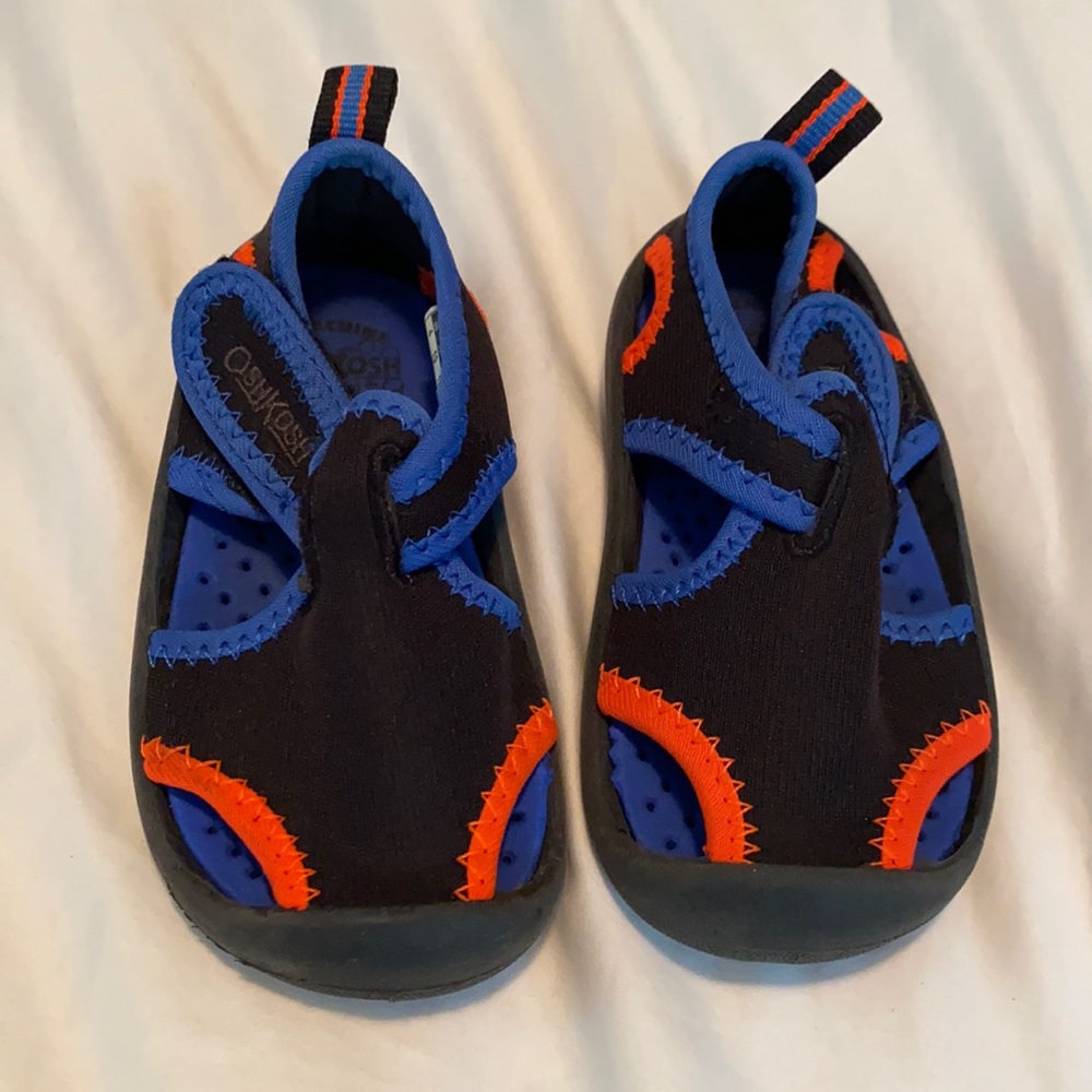 Oshkosh kids water shoes size 4